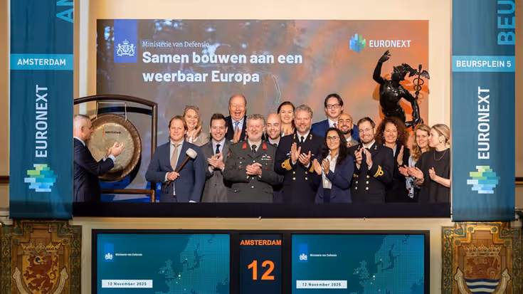 Een 10-tal mensen voor een poster Samen bouwen aan een weerbaar Europa.