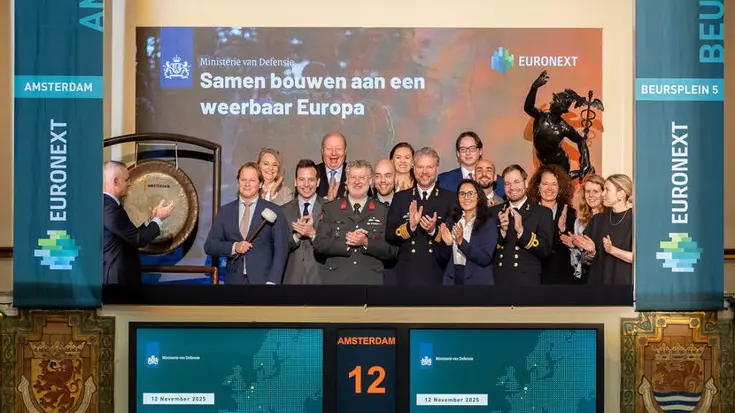 Een 10-tal mensen voor een poster Samen bouwen aan een weerbaar Europa.