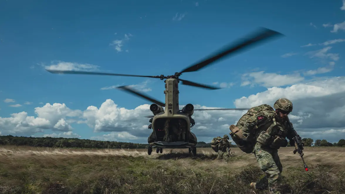Diverse militairen stappen uit de Chinook, die zojuist is geland op de Ginkelse Heide.