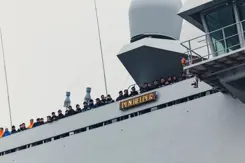 Zijaanzicht van bevoorradingsschip 'Den Helder'.