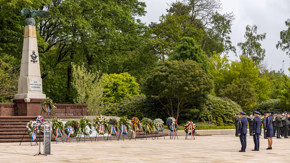 Kransen bij het Monument voor Gevallen Vliegers op de voormalige Vliegbasis Soesterberg.