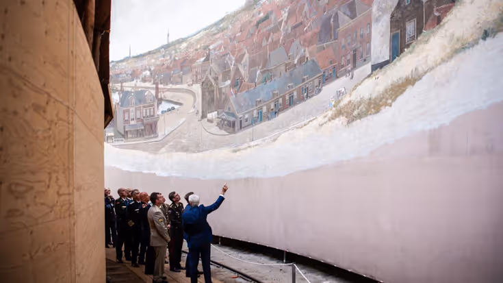 Hoge militairen in een museum.
