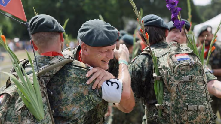 Militairen feliciteren elkaar na uitlopen Nijmeegse 4Daagse. 