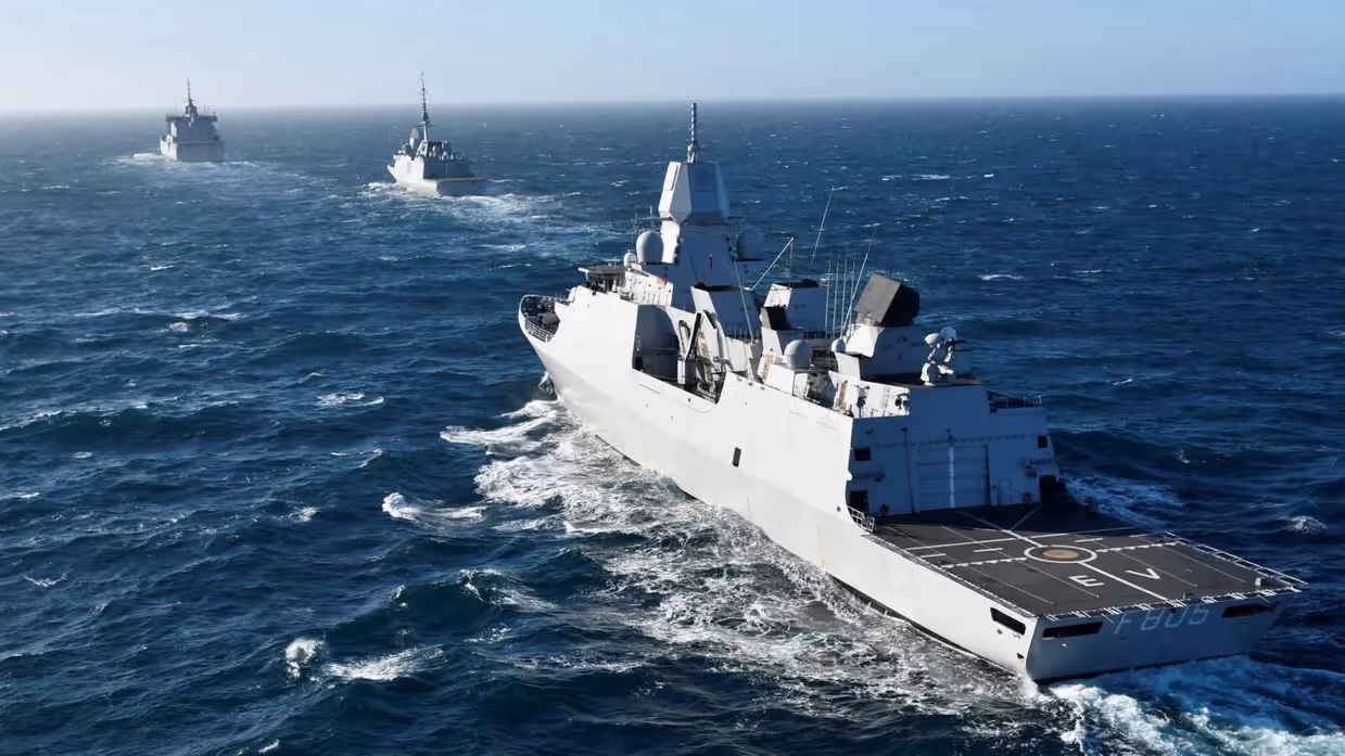 Fregat Zr.Ms. Eversten van achteren gezien op volle zee. Het vaart achter twee andere marineschepen.