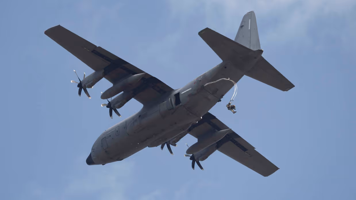 Parachustist springt uit static line vliegtuig
