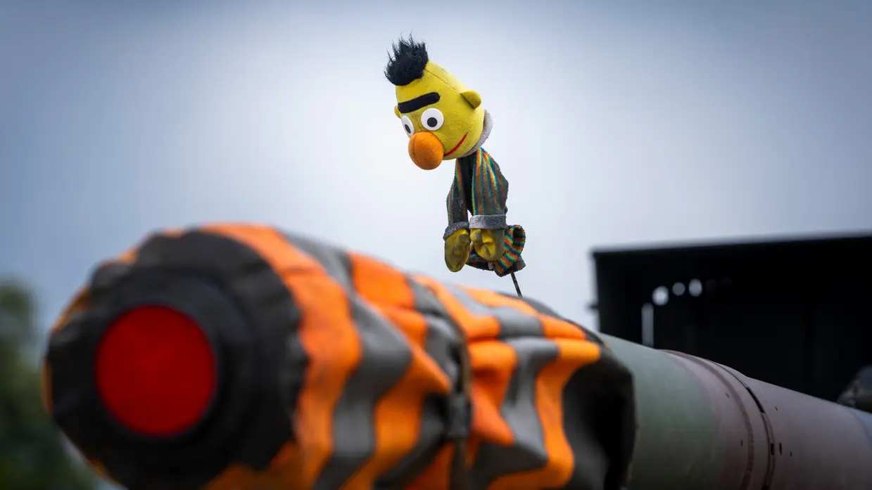 Een pop van Bert uit Sesamstraat op de vuurmond van de tank.