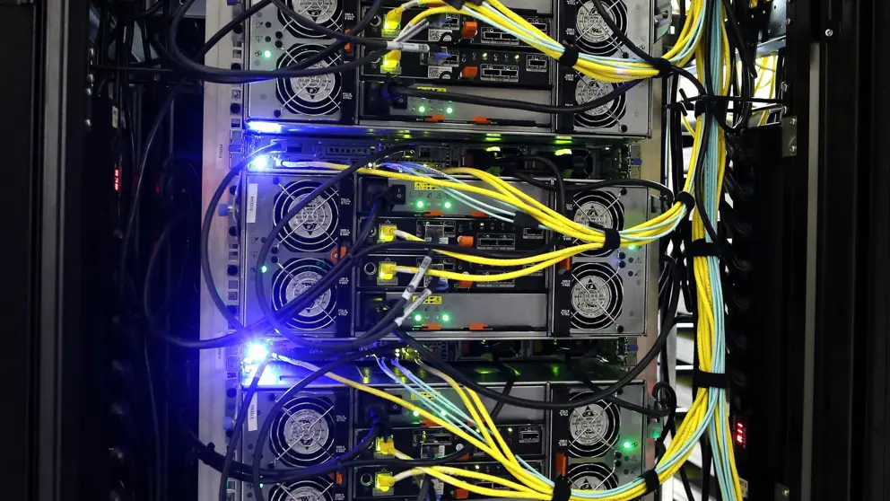 Kabels in een datacentrum.