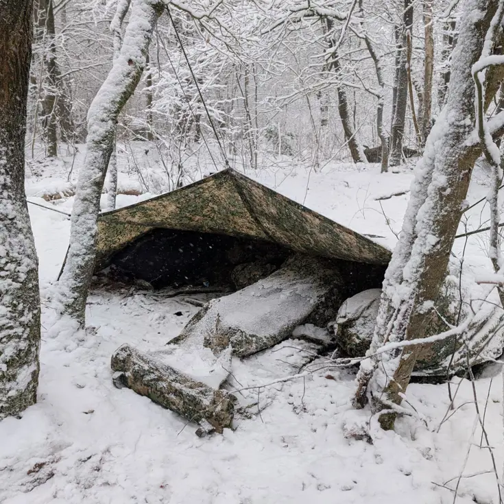 Bivak van de Marechaussee in de sneeuw. 