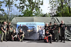 Militairen poseren voor een spandoek.