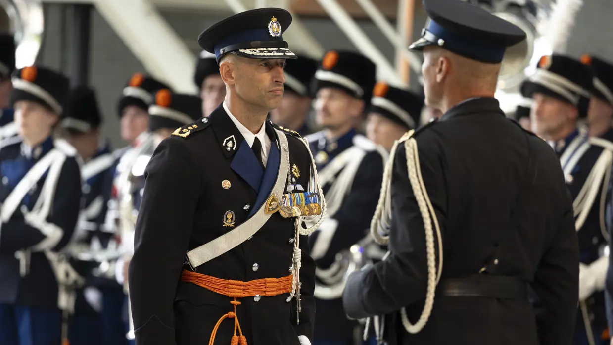 Roger Costongs tijdens overhandiging van de standaard tijdens de commando-overdracht in augustus 2026.