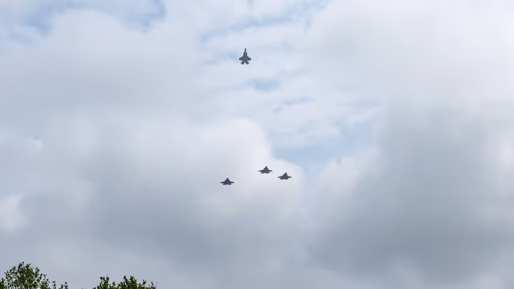 4 F-35-gevechtsvliegtuigen waarvan 1 de formatie verlaat. 
