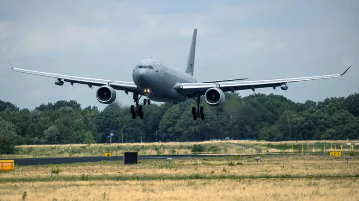Een MRTT stijgt op in Eindhoven.