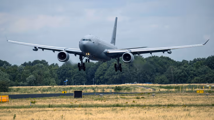 Een MRTT stijgt op in Eindhoven.