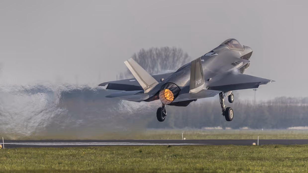 Een F-35 vertrekt.
