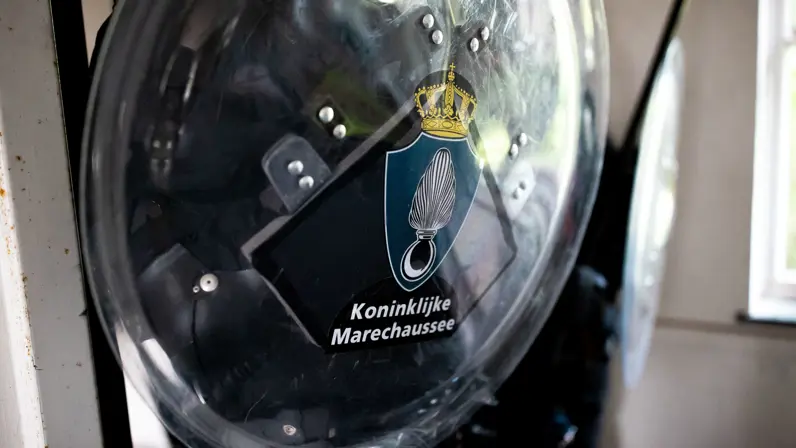 Schild van een marechaussee van de Landelijk Bijstand Organisatie. 