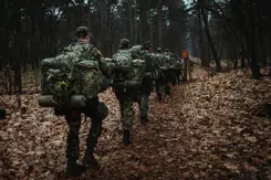 Reservisten op de rug gezien.