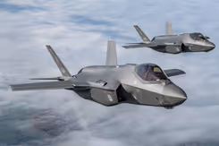 2 F-35 gevechtsvliegtuigen in de lucht.