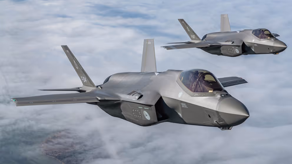 2 F-35 gevechtsvliegtuigen in de lucht.