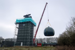 Het radarstation in Wier dat nog in aanbouw is. Een vergelijkbaar exemplaar moet in Herwijnen komen.