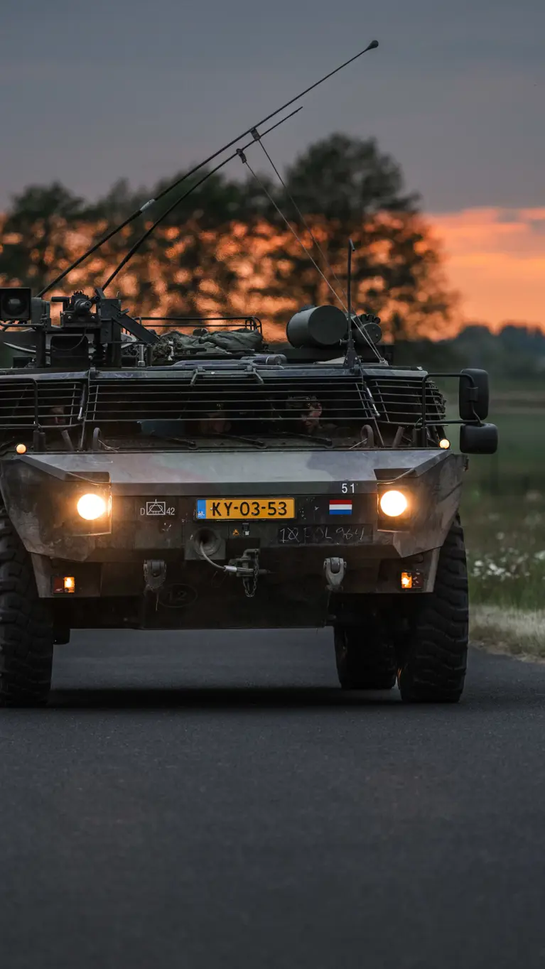 Personeel staande bij de Tracking Antenna Rotators met een drone hoverend op de voorgrond. 