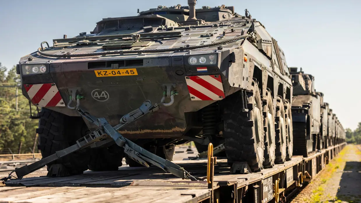 Militaire voertuigen op een trein. 