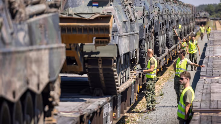 Een militair transport per spoor staat gereed voor vertrek. 