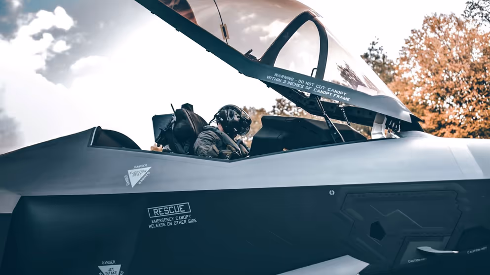 F-35-vlieger met open cockpit.