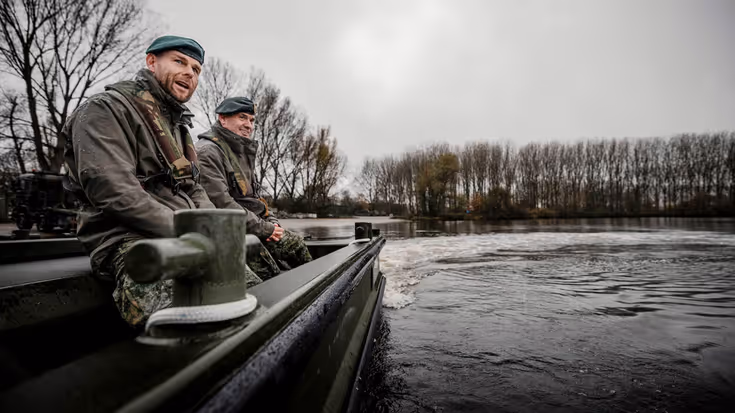 Militairen op duwboot.