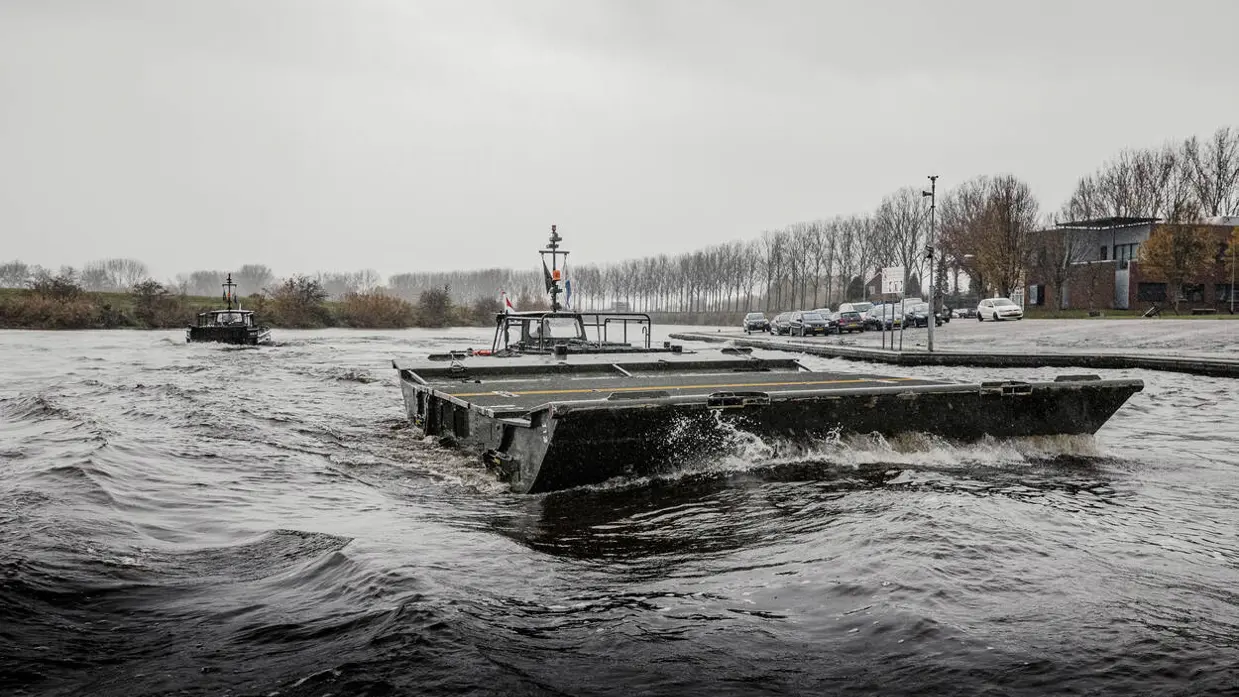 Ponton met oude vaartuig op de achtergrond.