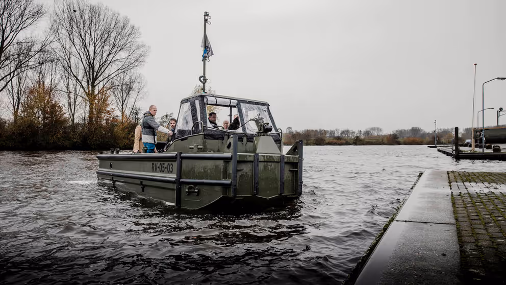 Militair bootje vaart richting waterkant.
