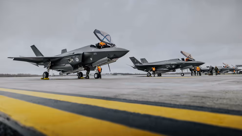 F-35's staan naast elkaar geparkeerd.