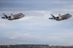Archieffoto van 2 vliegende F-35 jachtvliegtuigen.