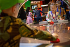 Kinderen spelen airhockey.