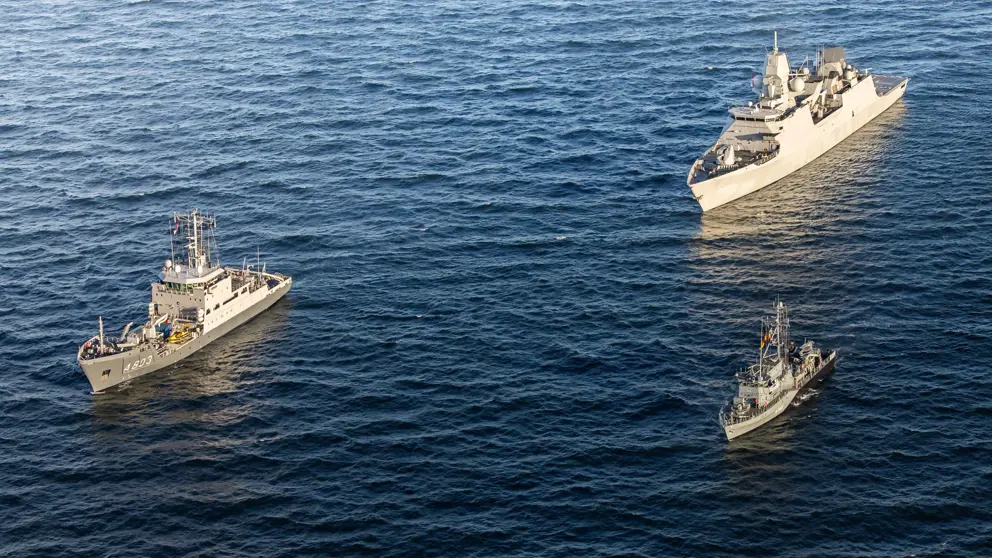 Zr.Ms. Luymes, Zr.Ms. Tromp en 3e schip omringd door water.