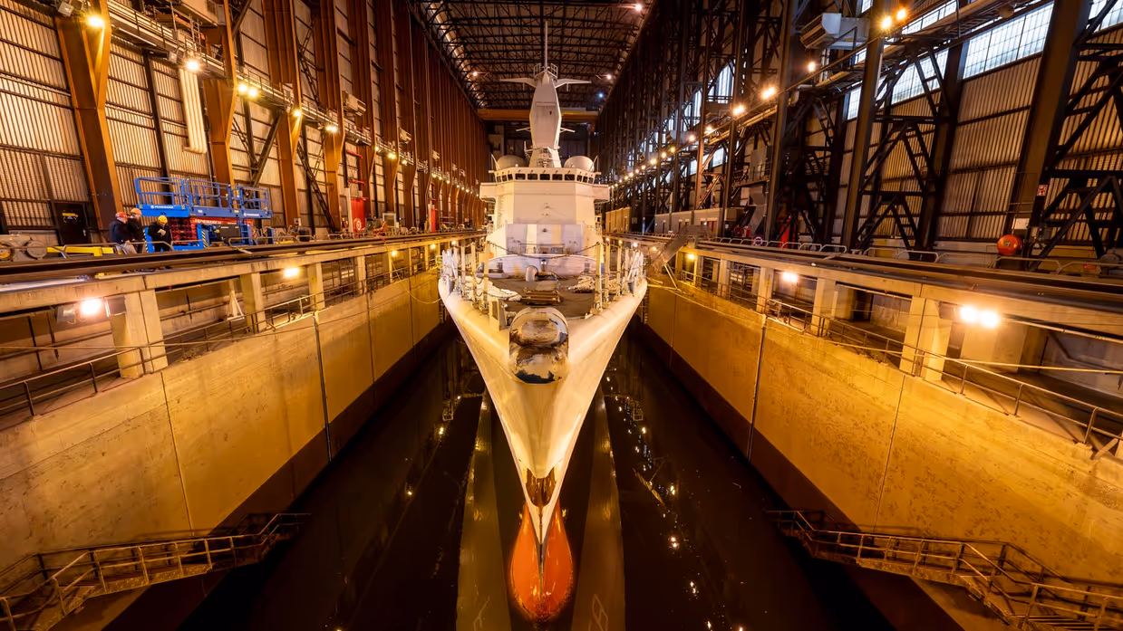 Vooraanzicht marineschip Van Speijk in dok.