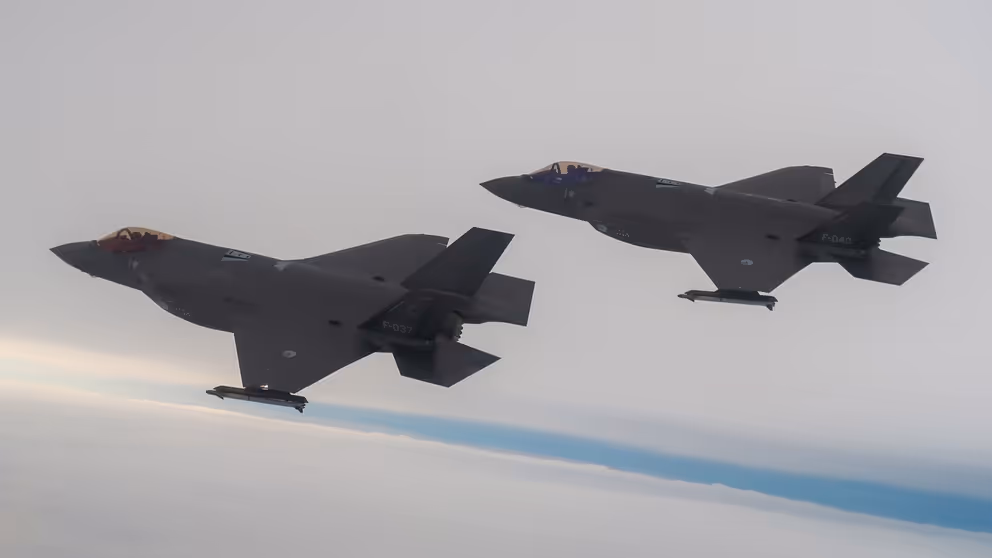 2 F-35-gevechtsvliegtuigen in de lucht op archiefbeeld.
