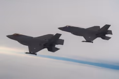 2 F-35 gevechtsvliegtuigen in de lucht.