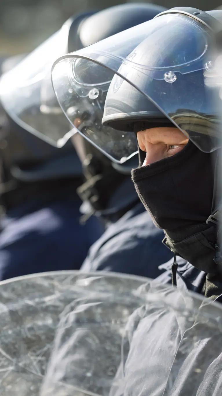 Close-up van een marechaussee met helm en schild. 