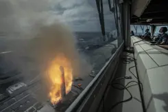 Raket vuurt vanaf schip.