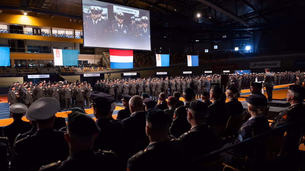 750 militairen staan en zitten in sportaccommodatie Omnisport in Apeldoorn.