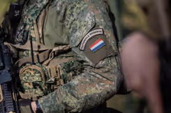 Mouw van uniform met logo reservisten en Nederlandse vlag erop.