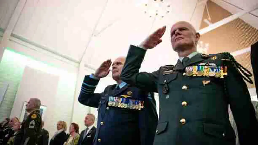 Commandant der Strijdkrachten generaal Onno Eichelsheim en Commandant Landstrijdkrachten luitenant-generaal Jan Swillens brengen eregroet.