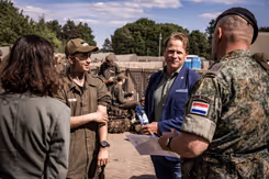Staatssecretaris Tuinman in gesprek met deelnemers Maatschappelijke Diensttijd. 