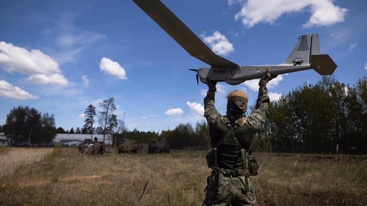 Een verkenner lanceert een drone tijdens oefening Iron Wolf in Litouwen.