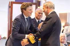 Minister Brekelmans schudt admiraal Bauer de hand.
