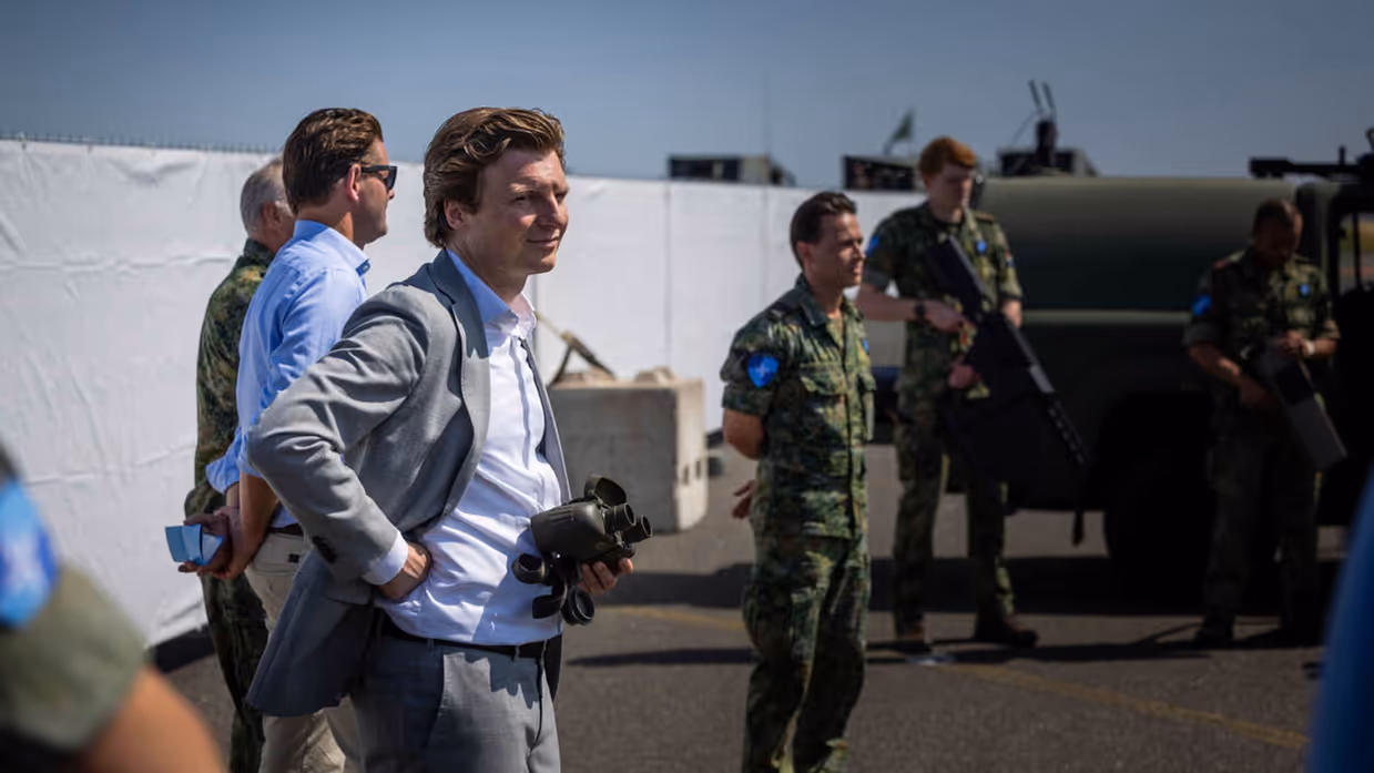 Minister Ruben Brekelmans staat tussen een aantal militairen. 
