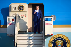 President Trump stapt uit Air Force One op Schiphol.