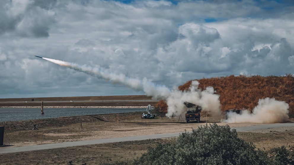 Een raket wordt afgevuurd.