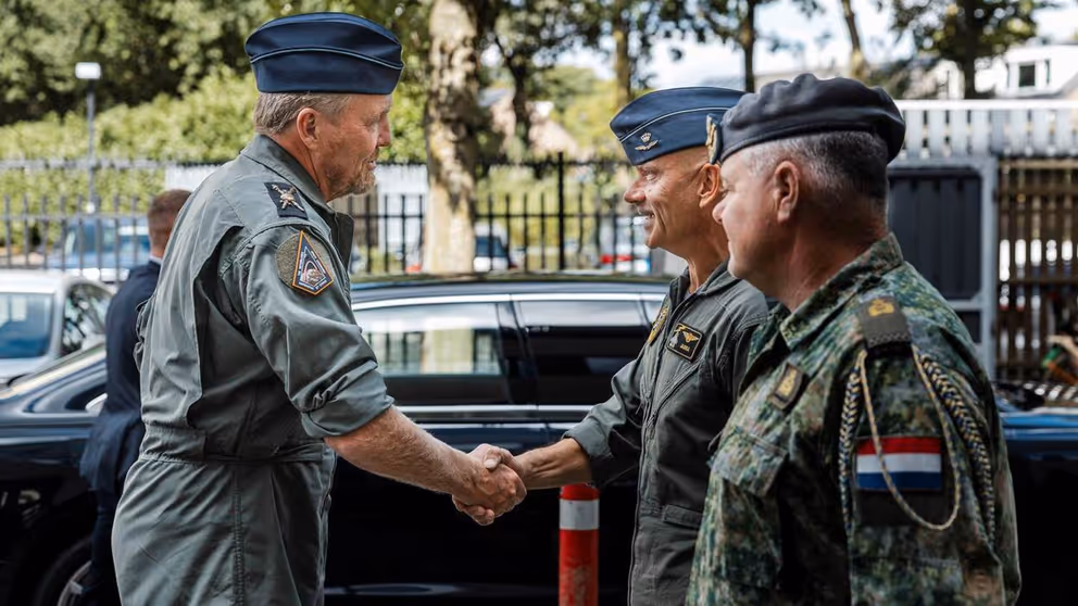 Luchtmachtcommandant luitenant-generaal André Steur begroet de Koning.