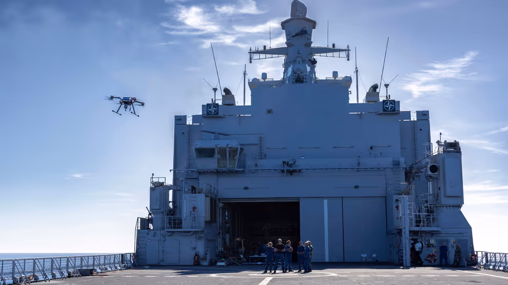 Drone stijgt op vanaf een scheepsdek.